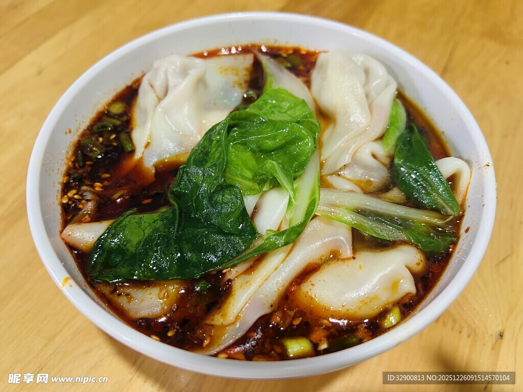 红油抄手配青菜