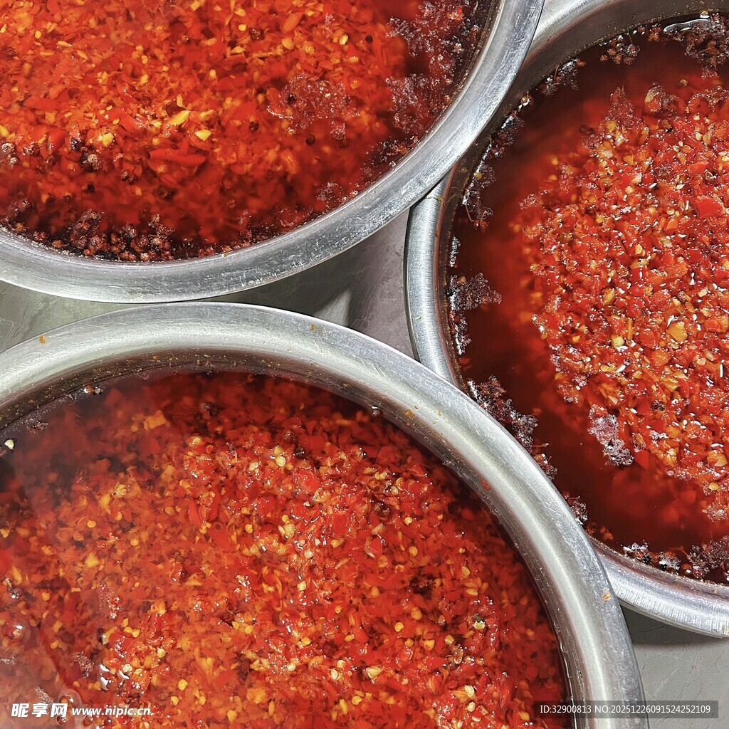 三盆色泽诱人的辣椒酱