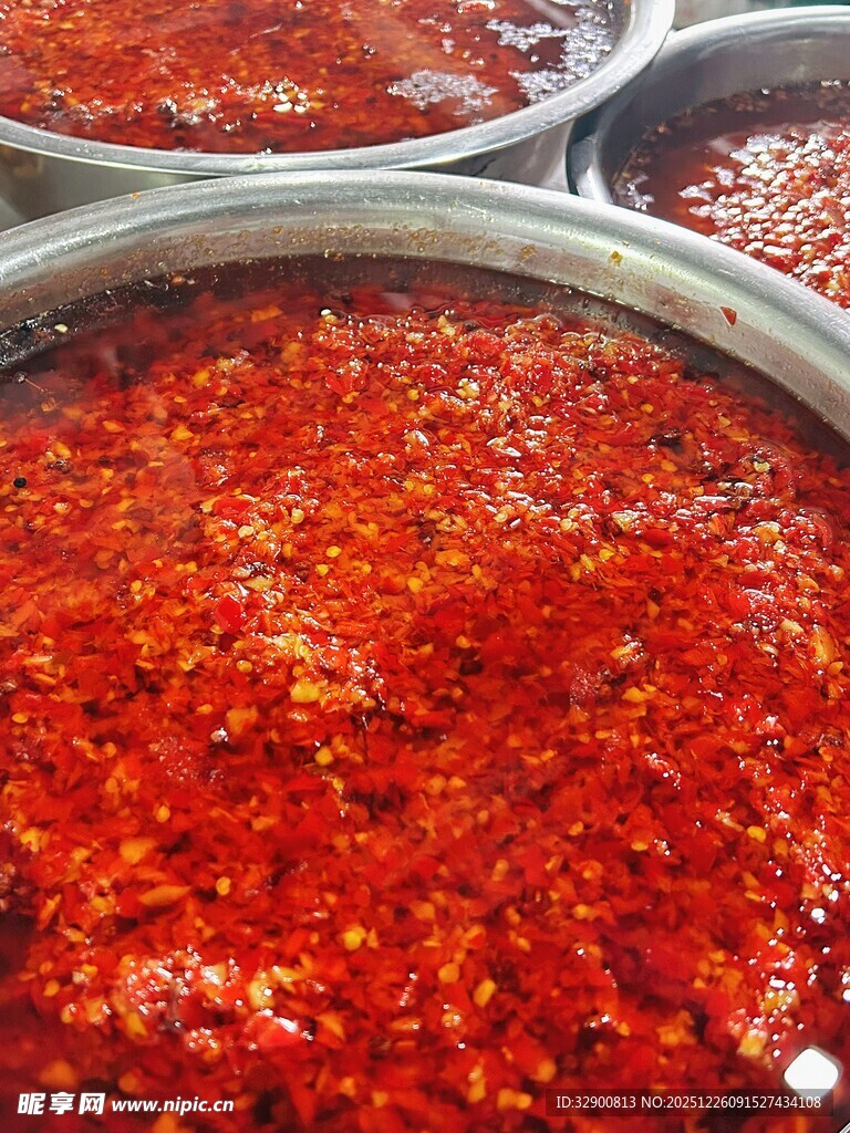 红彤彤的辣椒酱料