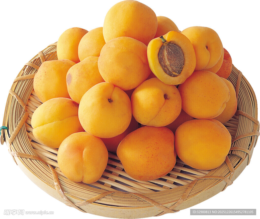 竹篮中的新鲜黄杏