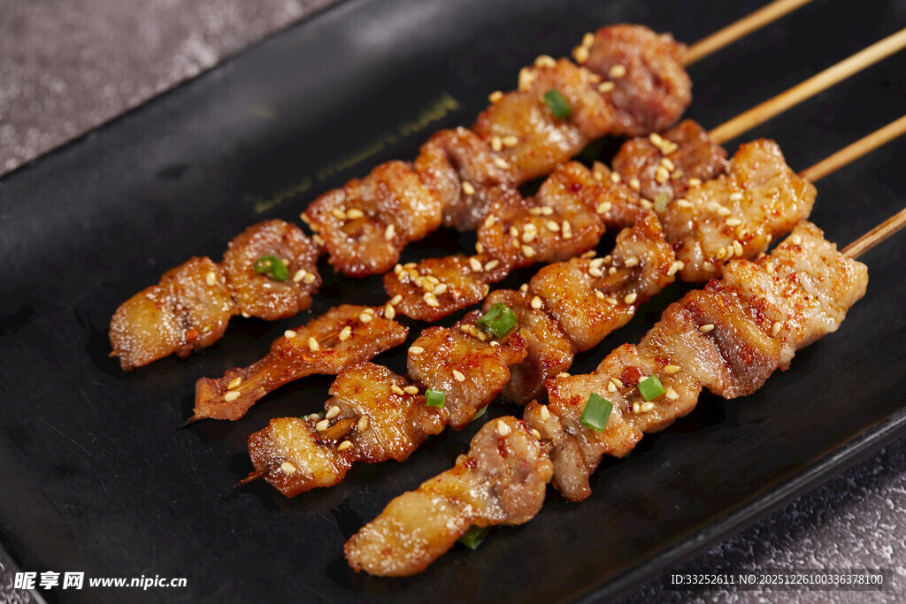 美味烤串摆放在黑色盘上