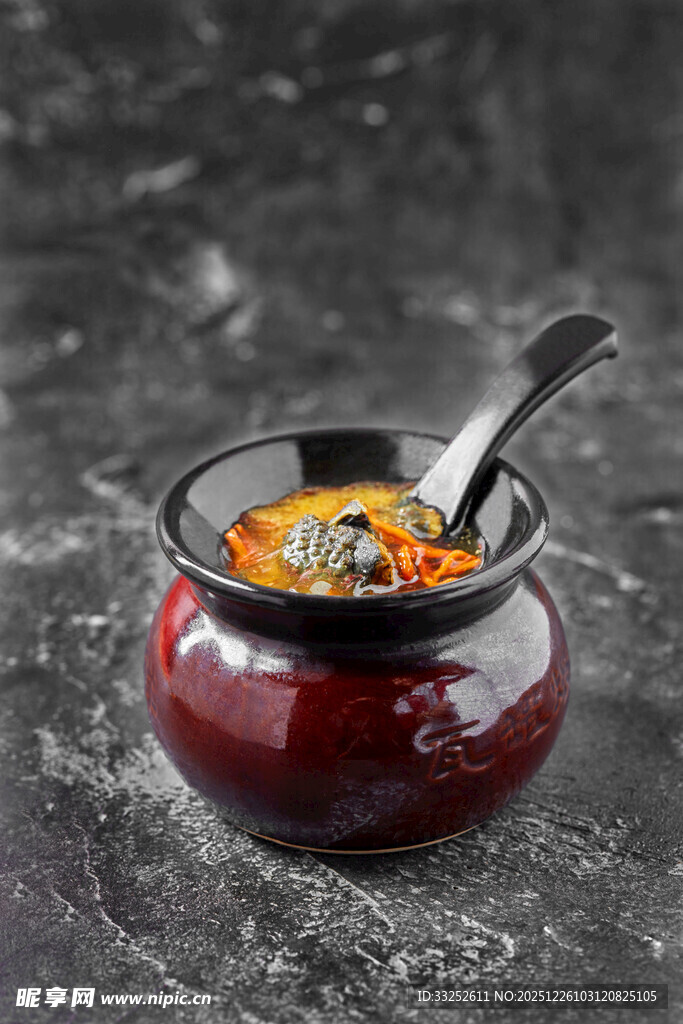 红陶碗装美味乌鸡汤