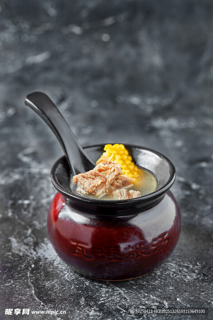 红陶碗中的美味玉米浓汤