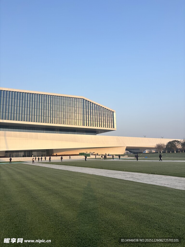 现代风格建筑前的开阔草坪