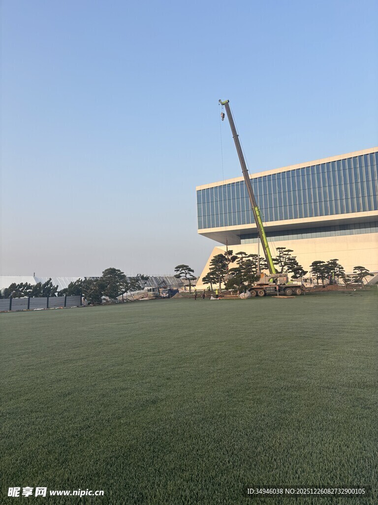 户外草坪旁的现代建筑