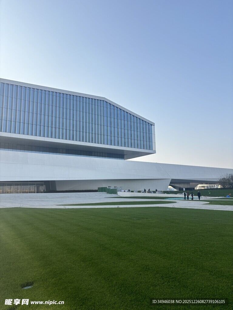 现代悬浮建筑与绿地景观