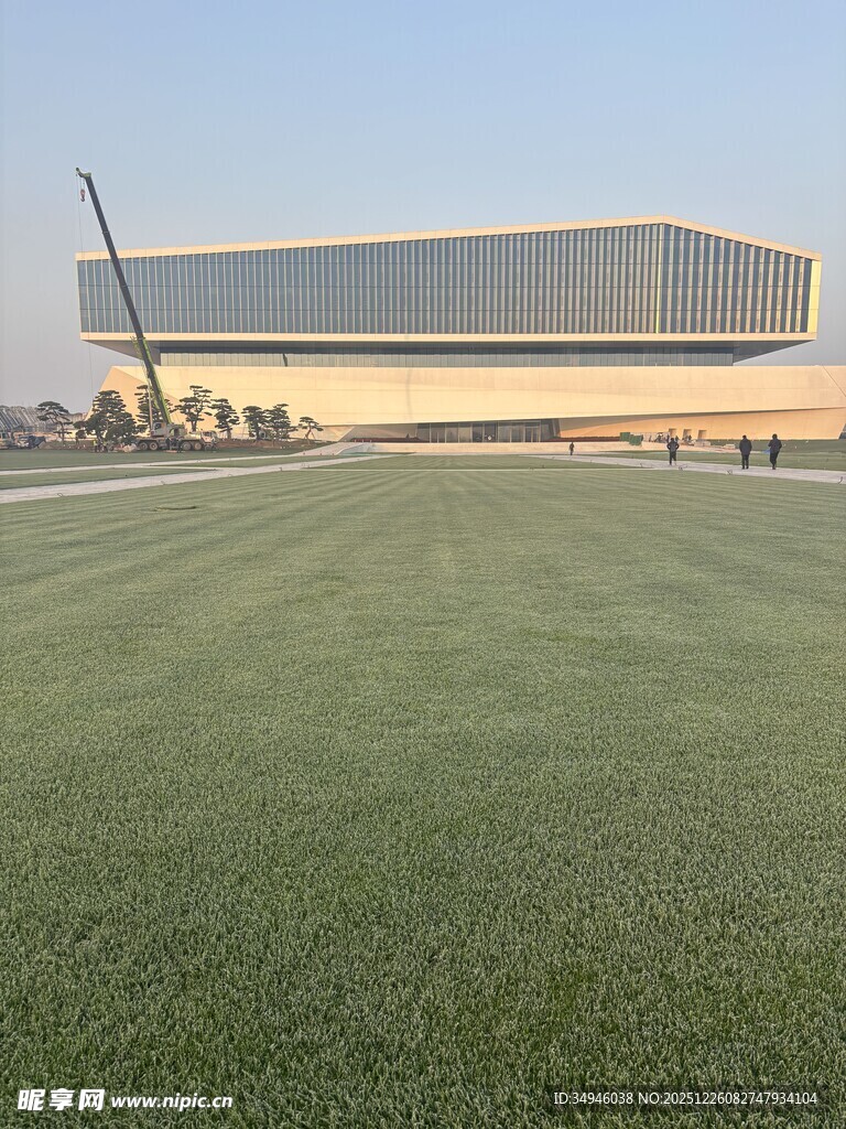 现代建筑前的开阔绿茵场地