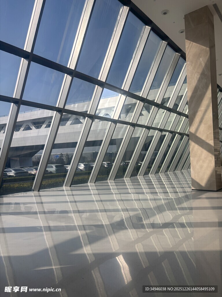 现代建筑室内玻璃墙景观