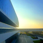 夕阳下的现代摩天大楼