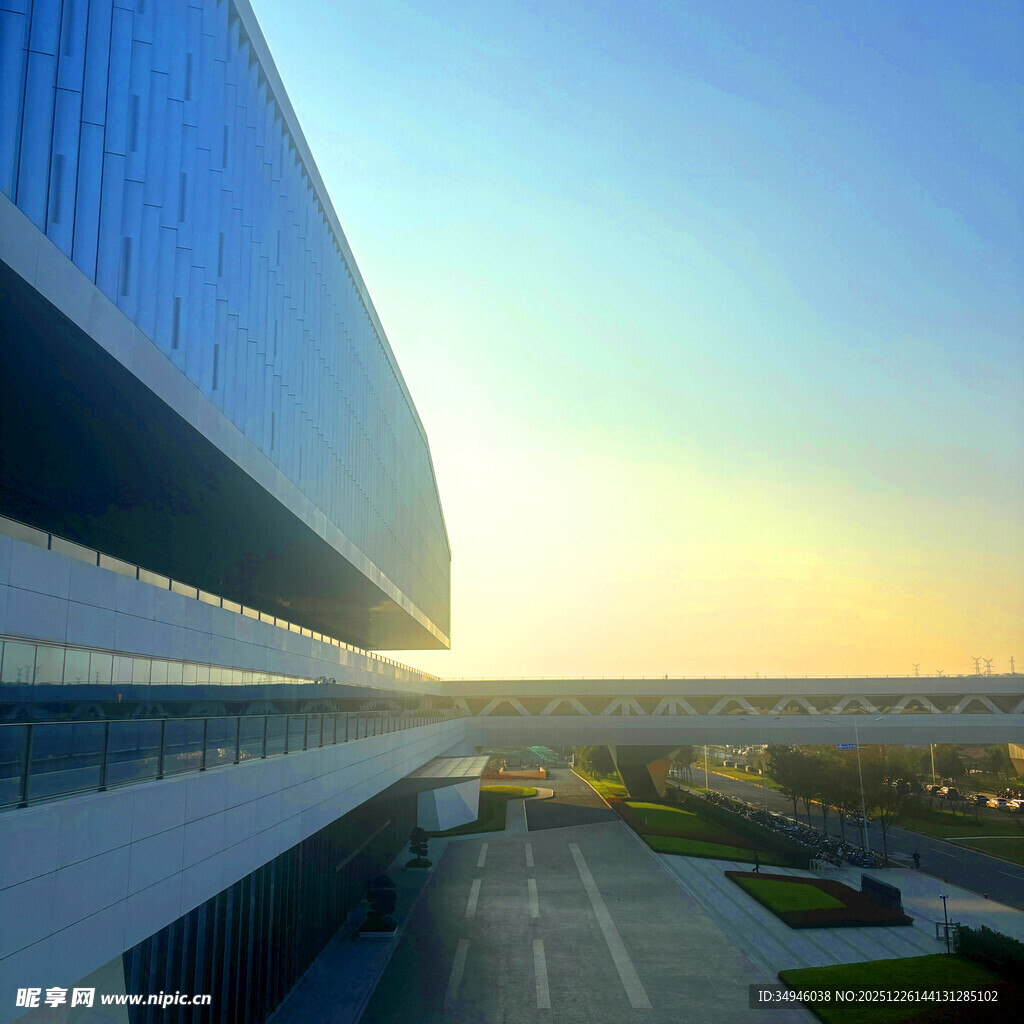 夕阳下的现代摩天大楼