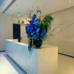 大厅前台的精美蓝色花艺