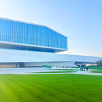 现代建筑与开阔绿地景观