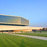 现代建筑前的开阔绿地景观