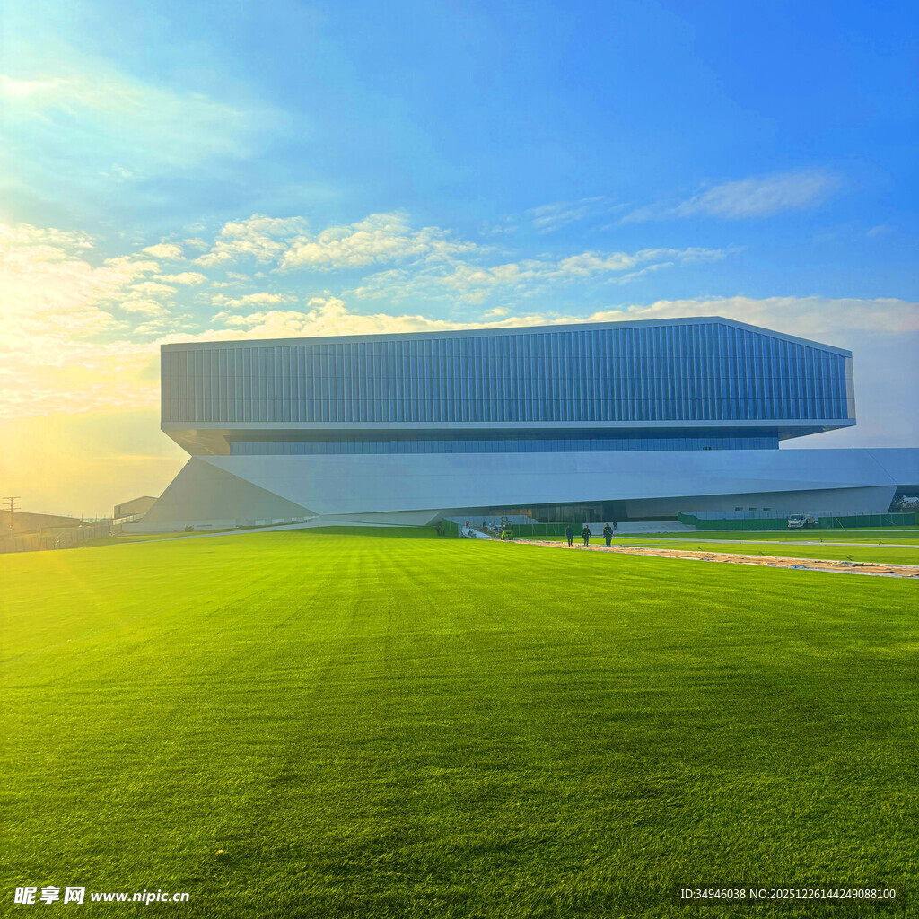 未来感建筑与翠绿草地