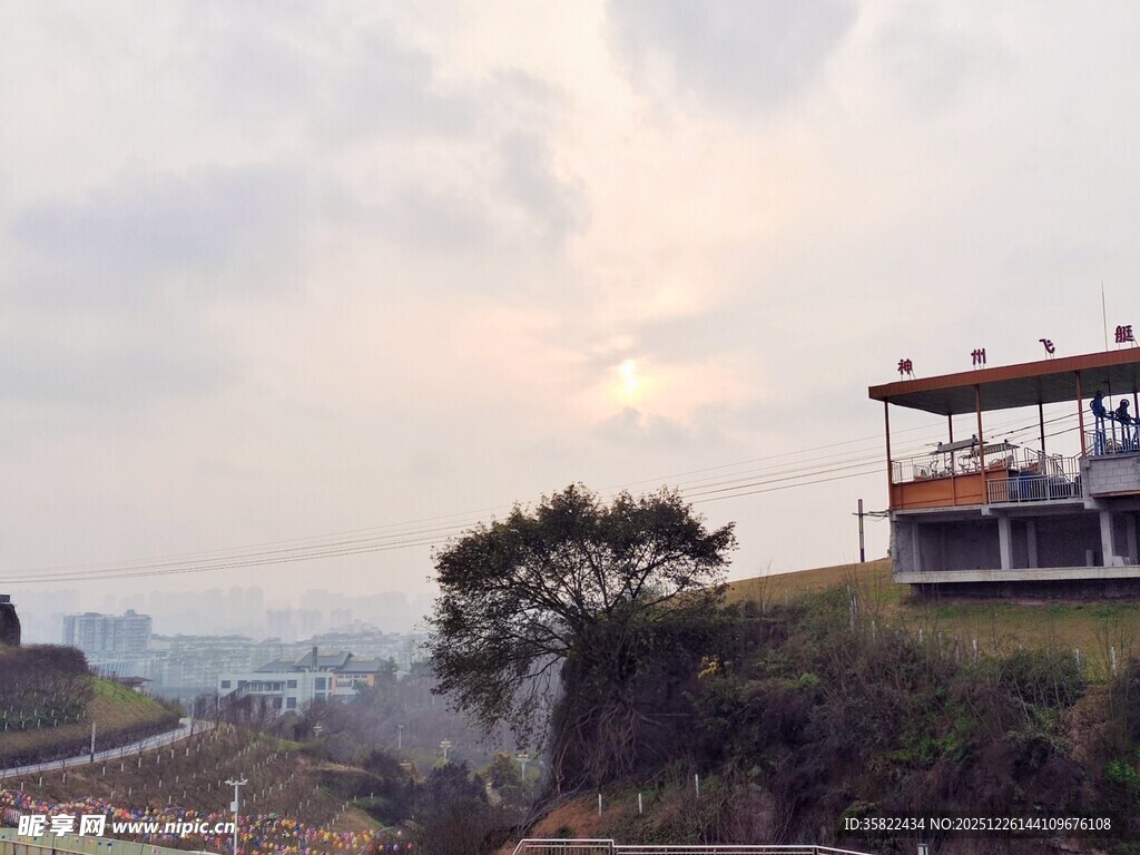 山顶观景台俯瞰城市风光