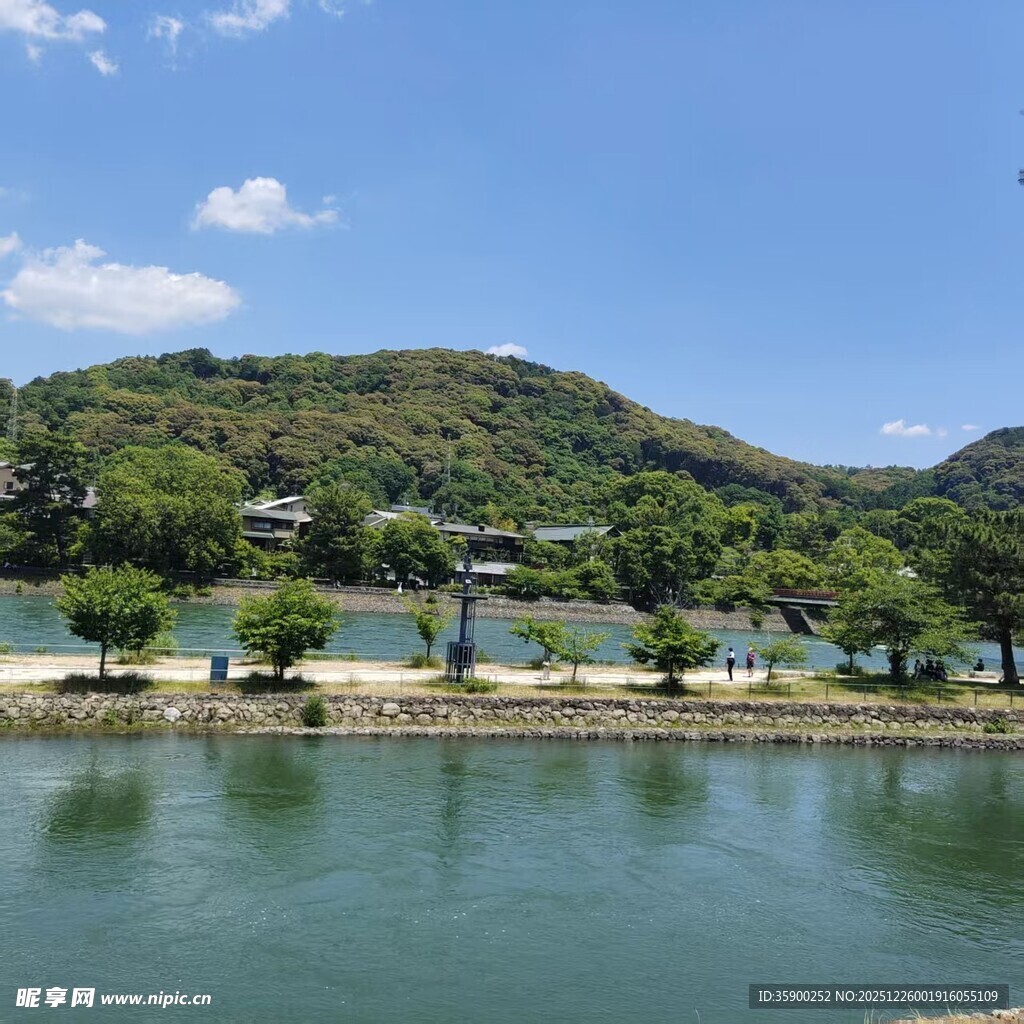 湖畔青山绿树风景如画