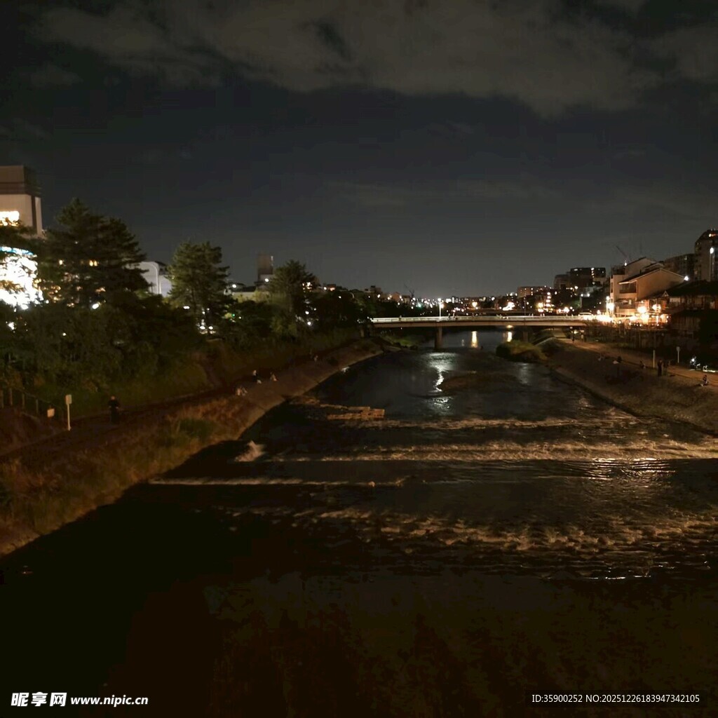 夜晚河畔美景