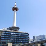 京都塔下的现代建筑景观