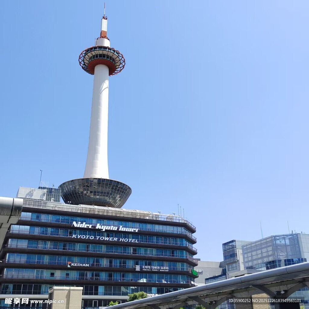 京都塔下的现代建筑景观