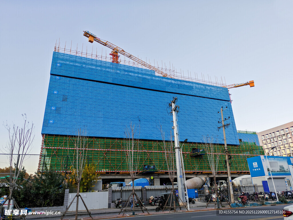 蓝色施工建筑与塔吊场景