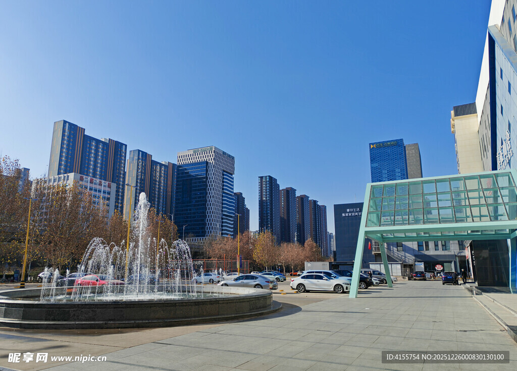 城市广场喷泉与高楼景观