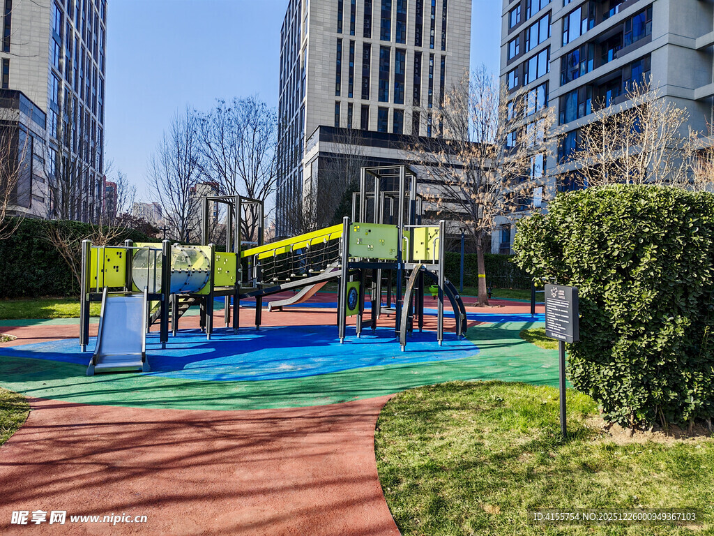 城市中的多彩儿童游乐区