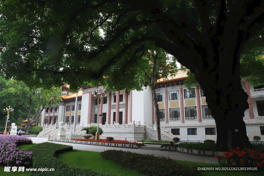 绿树掩映下的美丽建筑