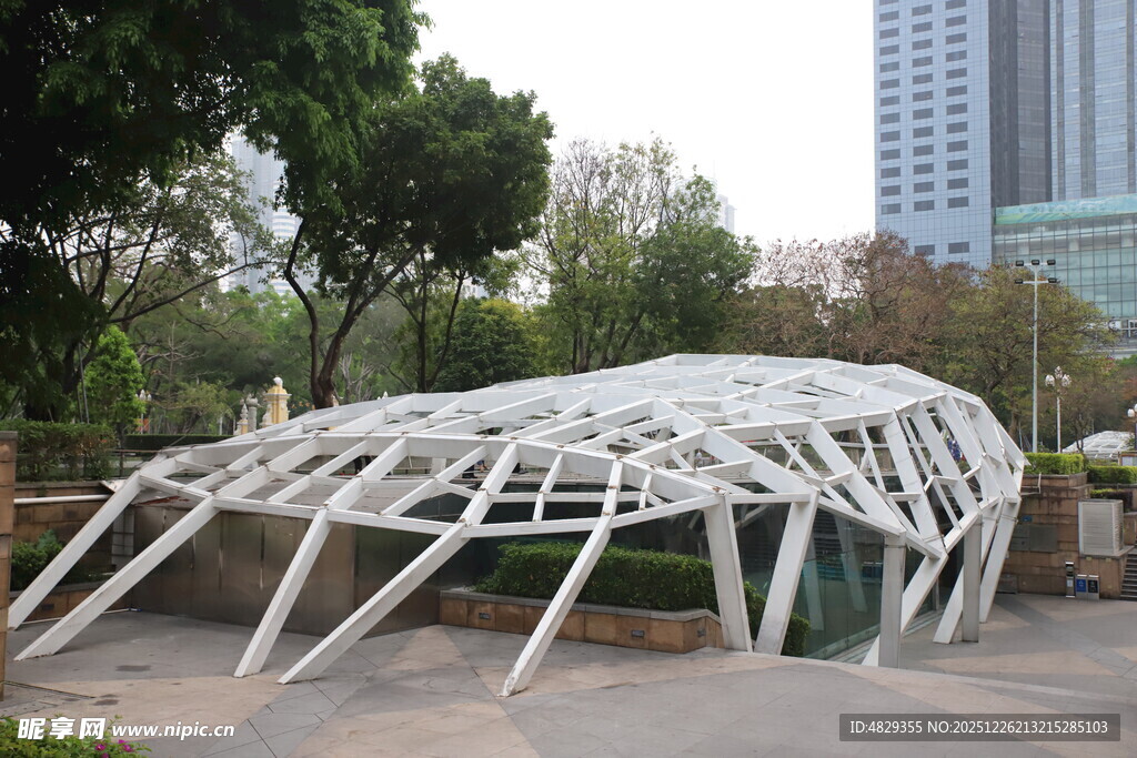 现代艺术风户外白色雕塑