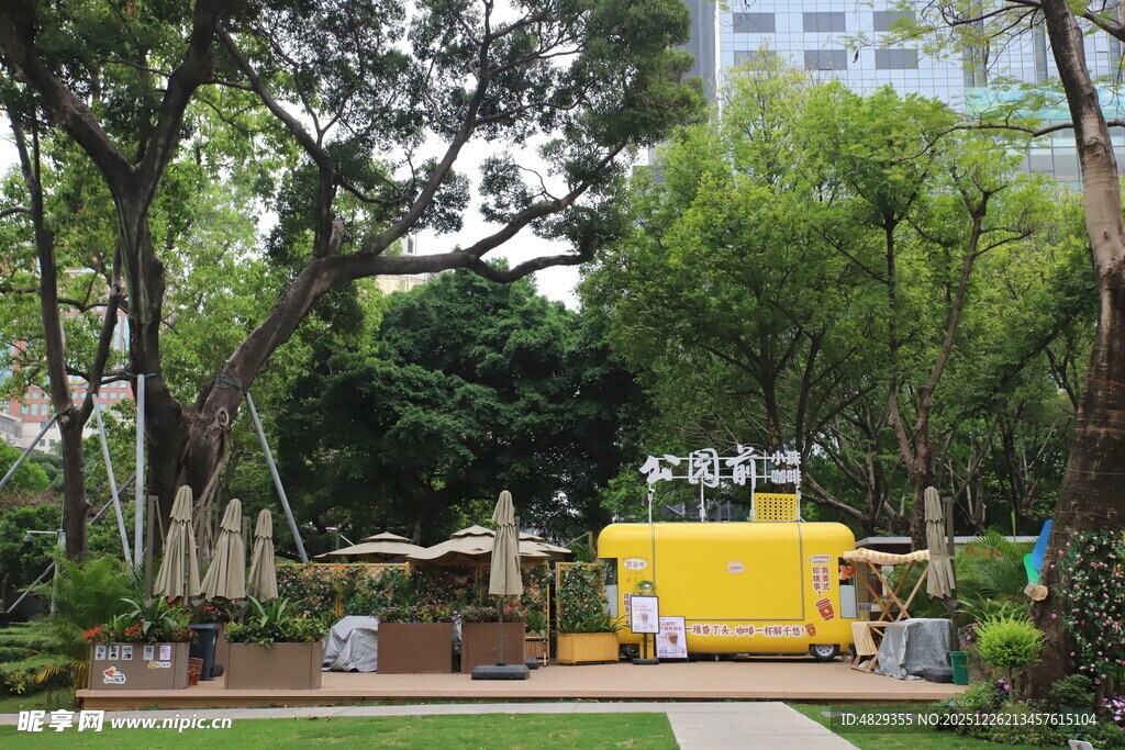 城市中的绿意休闲小角落