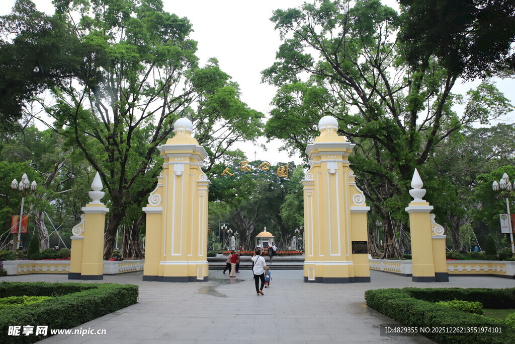 古典拱门景观 绿树环绕