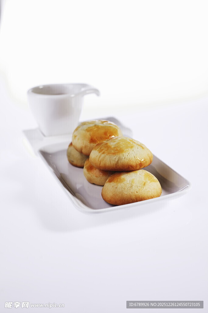 白色托盘上的美味糕点