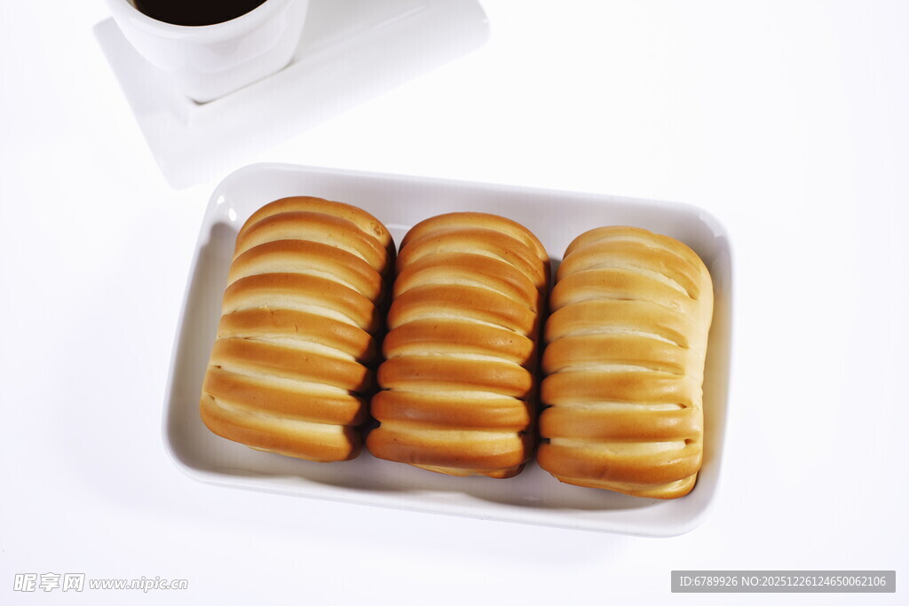 美味小面包整齐摆盘中