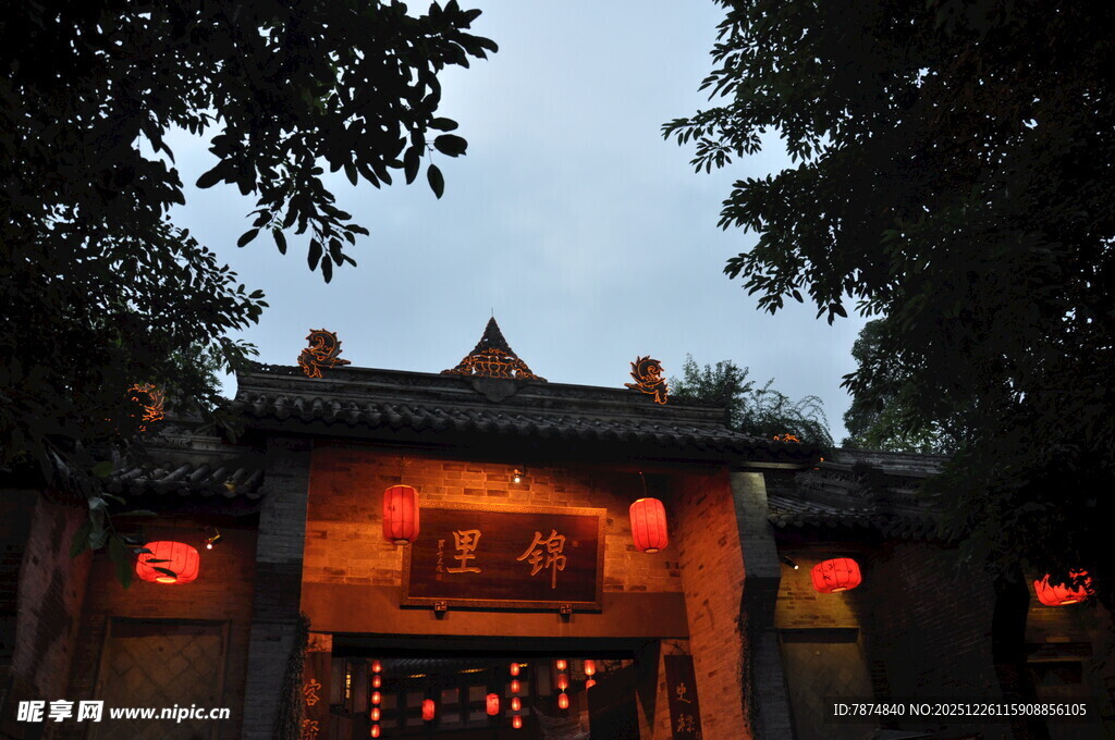 古宅夜景 红灯高悬