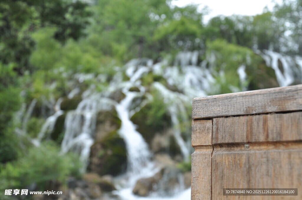木台旁的秀丽山间瀑布