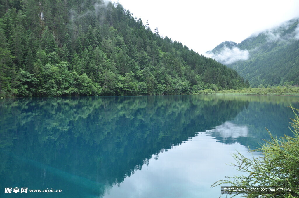 山间幽蓝湖泊美景