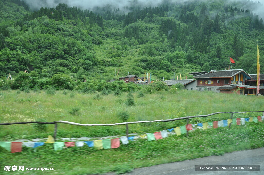 山间藏式村落与经幡景观