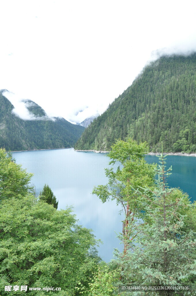 青山环抱的静谧蓝色湖泊