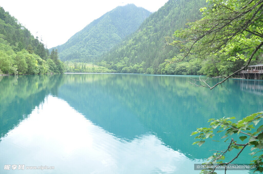 青山环抱的静谧蓝湖