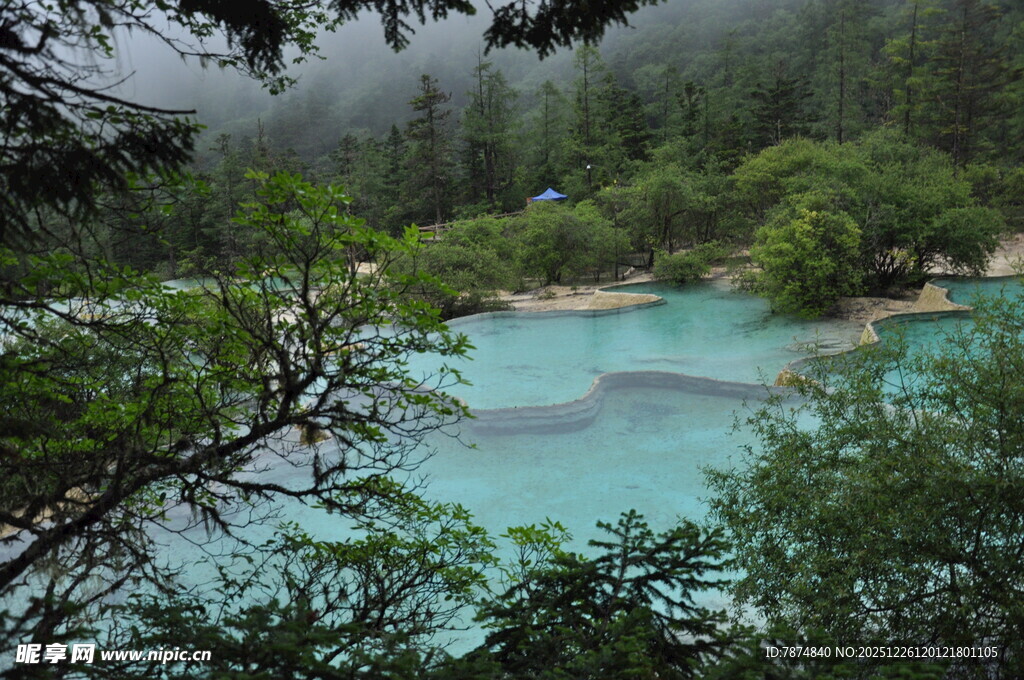 梦幻蓝湖 隐于葱郁山林间