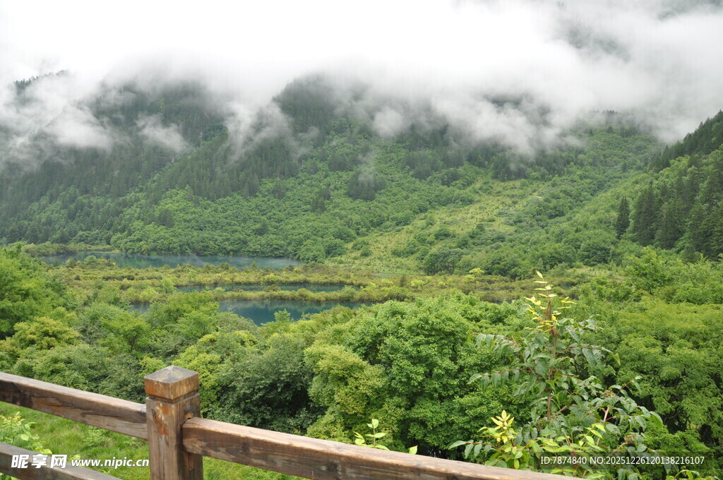 云雾缭绕的山间绿野风光