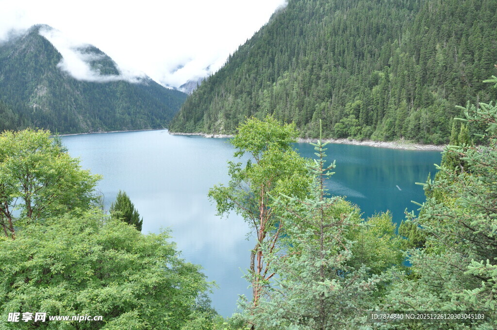 青山环抱的静谧蓝色湖泊
