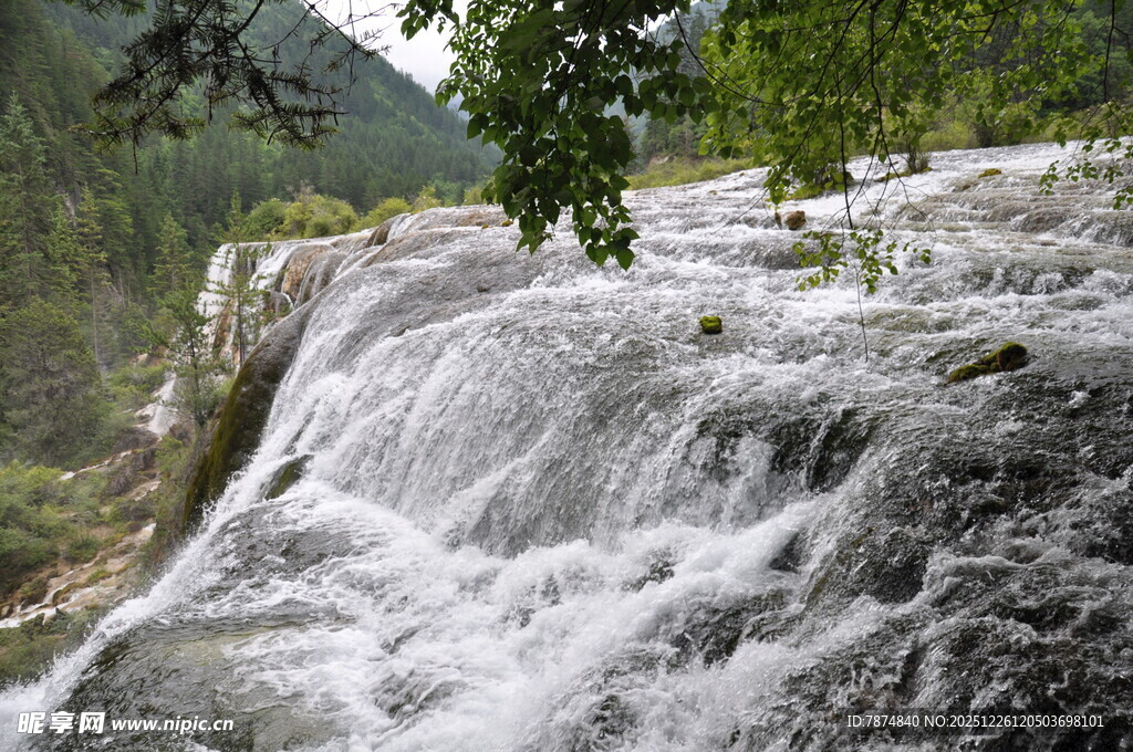 山间瀑布水流奔腾