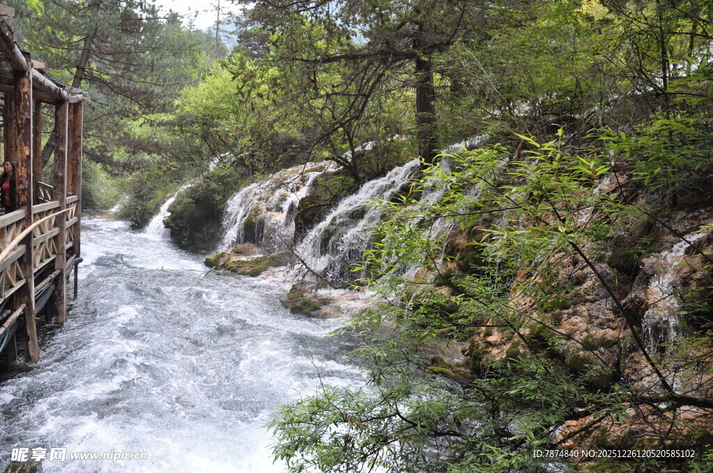 山间溪流旁的木质栈道