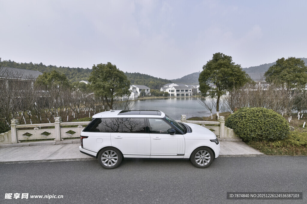 白色汽车停靠于风景处