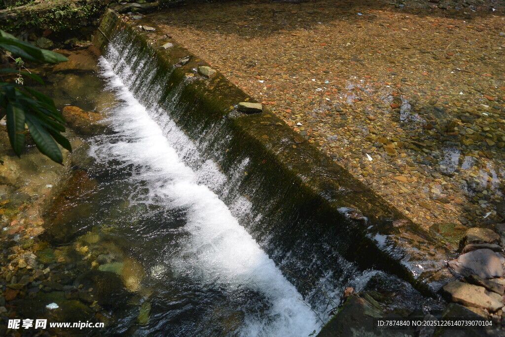 山间小瀑布流水潺潺