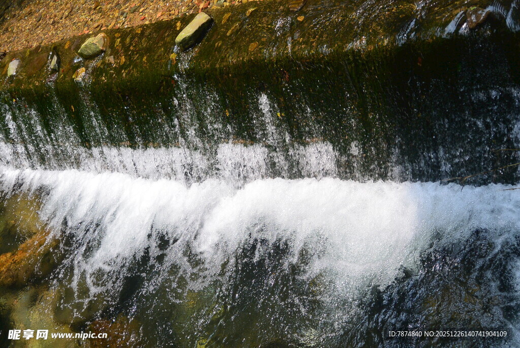 溪边残雪与流水景观