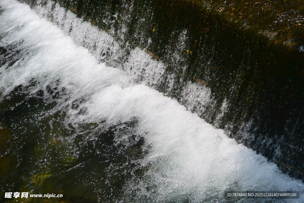 潺潺溪流激起白色水花