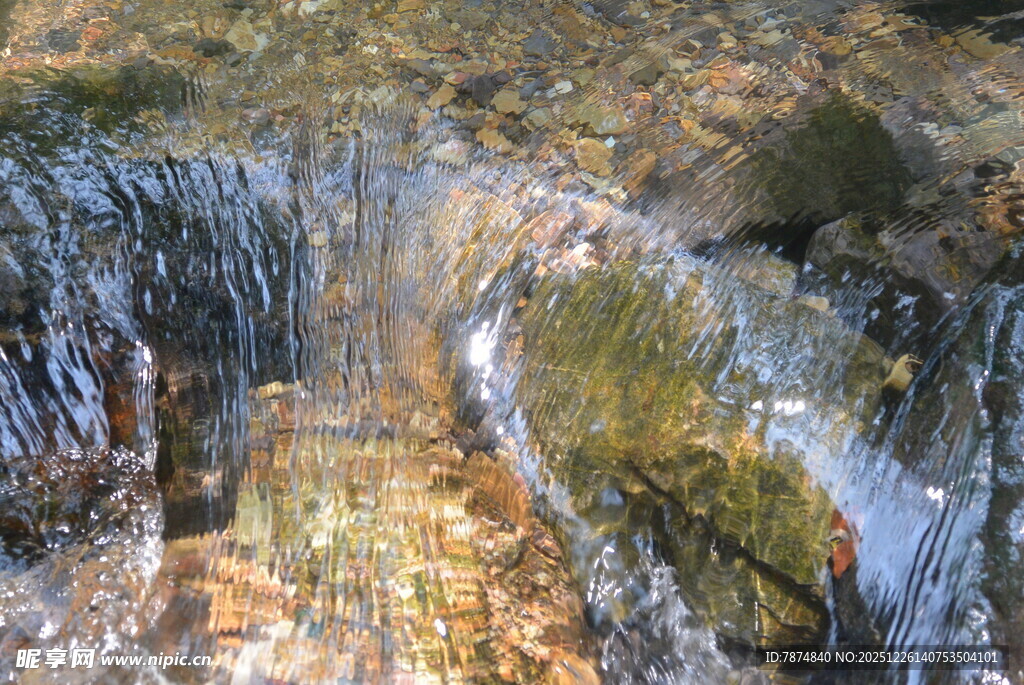 山间潺潺溪流之美