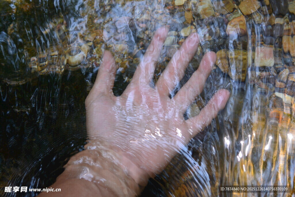 水流过手掌的瞬间