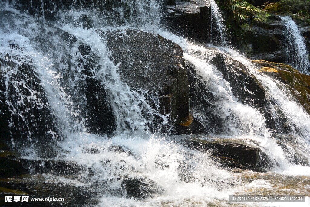 山间瀑布水流倾泻